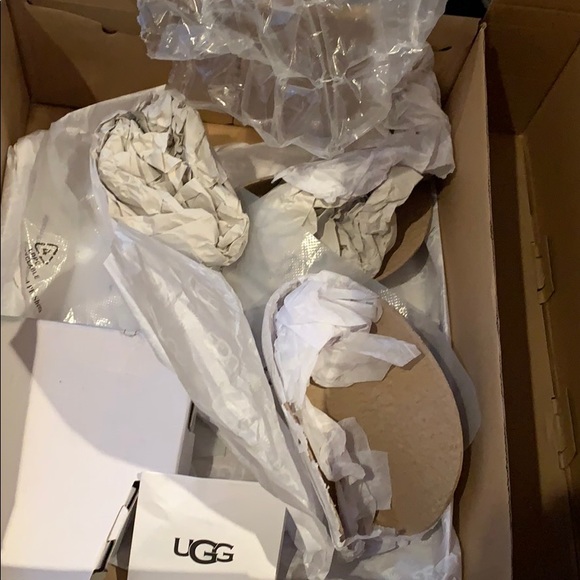 •SOLD• UGG Black Mini Bailey Fluff Buckle - Picture 9 of 11